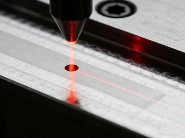 红外飞秒激光切割钛合金薄片盲孔加工 (2).jpg